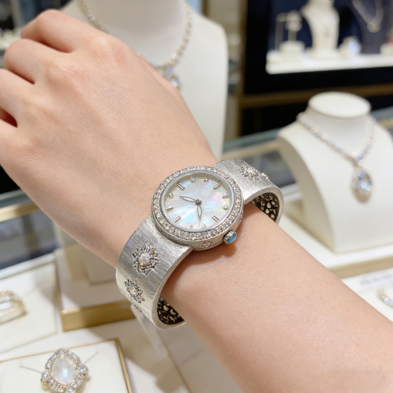 Reloj de cuarzo Cameo de plata - Luxury Watch Drawing reseña y precio